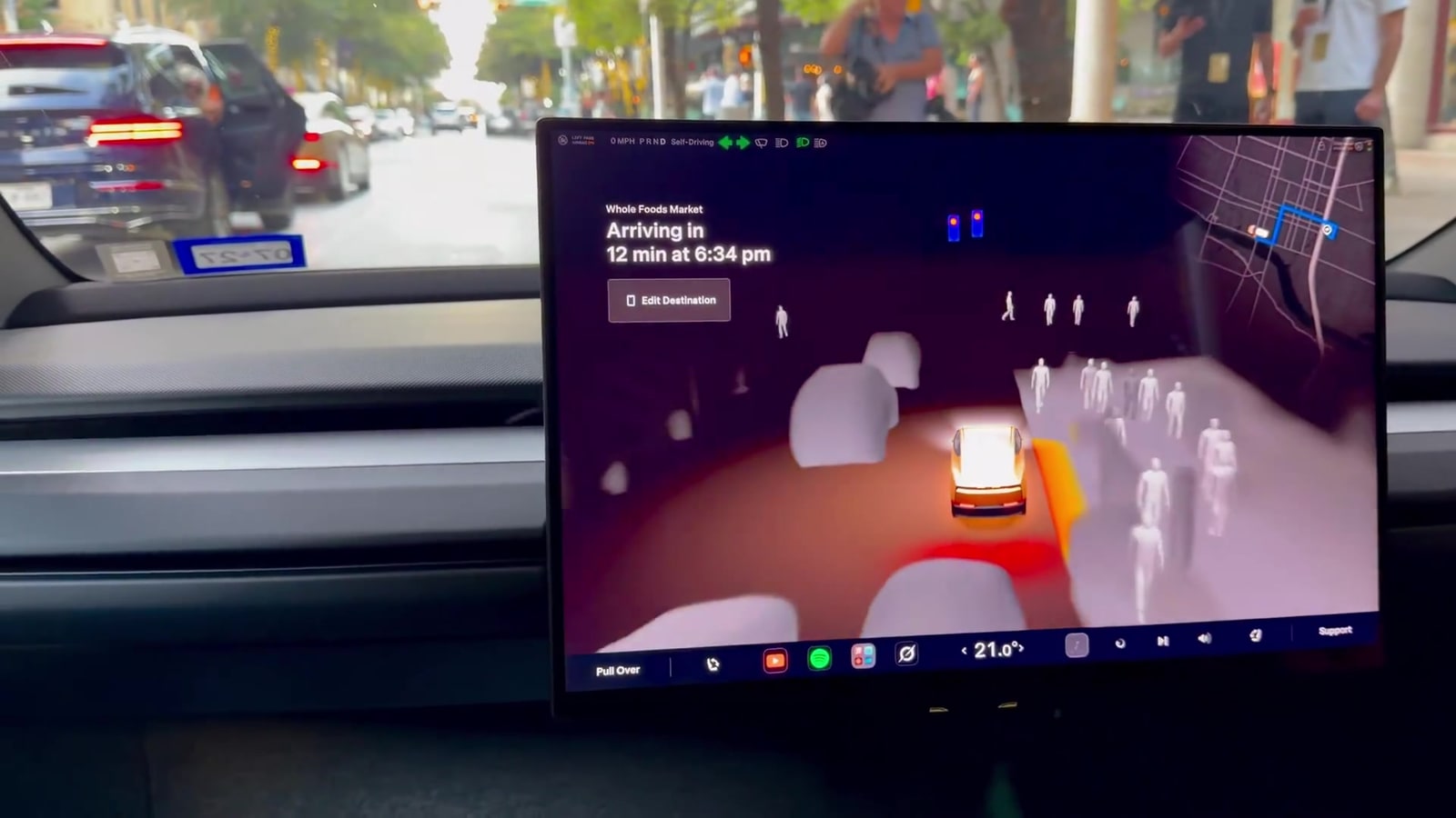 Pantalla central del Cybercab mostrando el recorrido por Austin